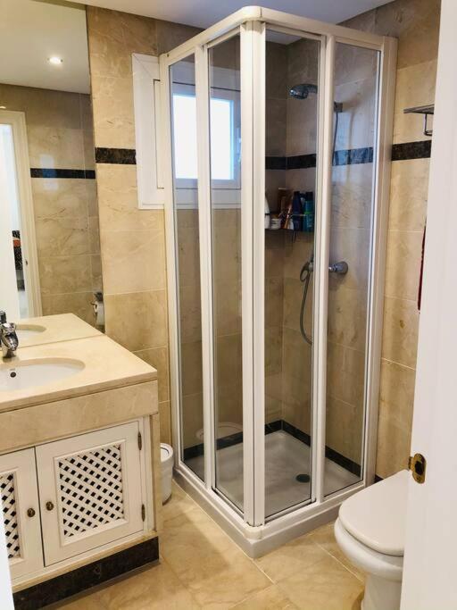 Beachside Luxury 2 Bedroom Apartment, Puerto Banus Apartamento