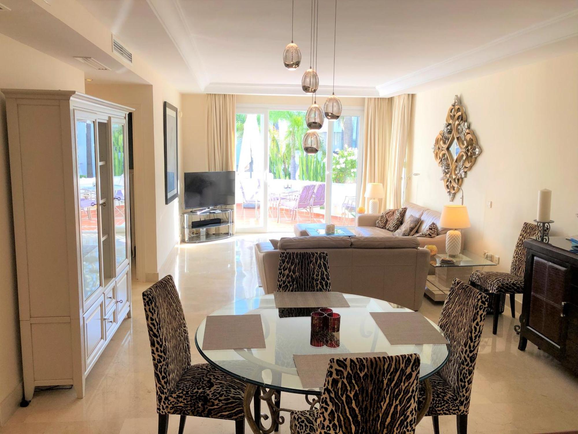 Beachside Luxury 2 Bedroom Apartment, Puerto Banus *